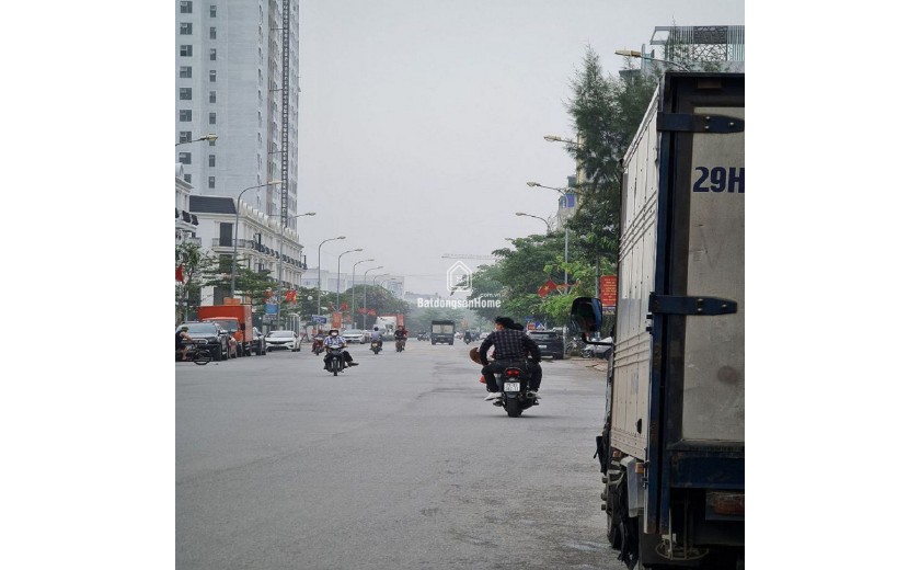 Nhà 7 tầng 707m2 sàn. 3 mặt tiền, xe tải lớn tránh nhau tại Trâu Quỳ, KD sầm uất.